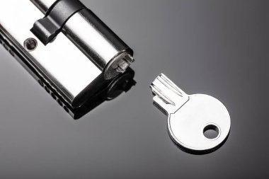 Reflektif Masada Kırık Anahtarlı Silindir Kilidi Pin Tumbler Yakın Çekim