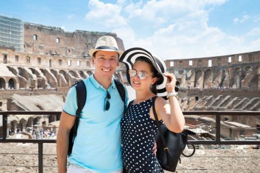 İtalya, Roma 'da Kolezyumun İçinde Genç Turist Çifti