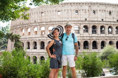 Genç Turist Çift Roma'da Colosseum Önünde Ayakta, İtalya