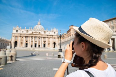 Vatikan'da Aziz Petrus Bazilikası'nın Fotoğraflarını Çeken Kadın