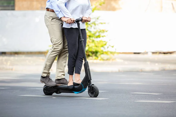 Retrato Casal Feliz Montando Scooter Elétrico Sobre Rua Cidade — Fotografia de Stock