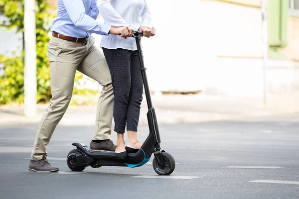 Portret Van Gelukkig Paar Paardrijden Elektrische Scooter Straat Stad — Stockfoto