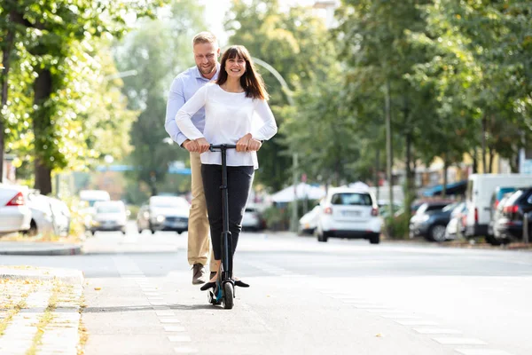 Retrato Casal Feliz Montando Scooter Elétrico Sobre Rua Cidade — Fotografia de Stock