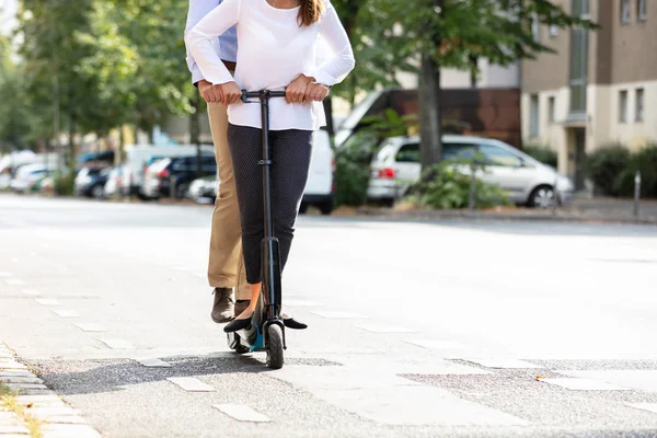 Retrato Casal Feliz Montando Scooter Elétrico Sobre Rua Cidade — Fotografia de Stock