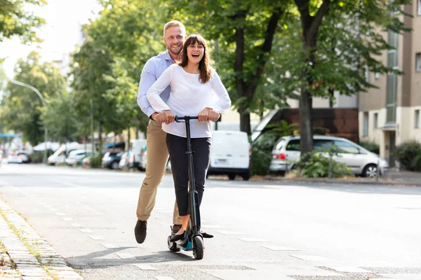 Porträtt Lyckliga Par Ridning Elektrisk Skoter Över Gatan Staden — Stockfoto