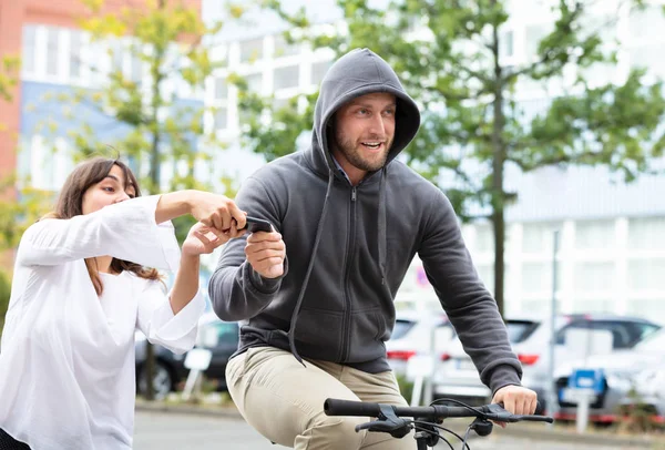 Man Tjuv Rida Cykel Rensa Mobiltelefonen Från Kvinnans Hand Promenader — Stockfoto