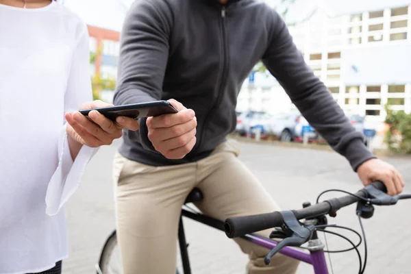 Ladrão Masculino Andando Bicicleta Pegando Telefone Celular Mão Mulher Andando — Fotografia de Stock