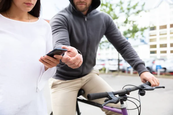 Ladrão Masculino Andando Bicicleta Pegando Telefone Celular Mão Mulher Andando — Fotografia de Stock