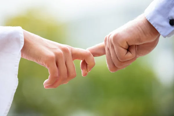 Close Casal Amoroso Segurando Dedo Outro Contra Fundo Desfocado — Fotografia de Stock