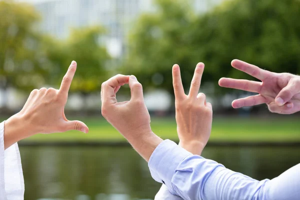 Liebespaar Macht Liebeswort Mit Handzeichen Vor Teich Park — Stockfoto
