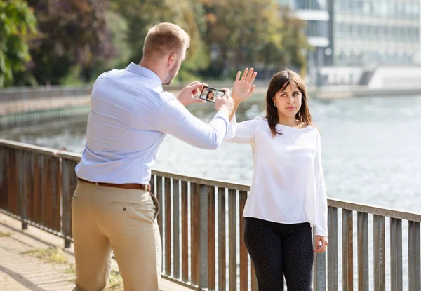 Jonge Vrouw Weigeren Man Het Nemen Van Foto Van Haar — Stockfoto