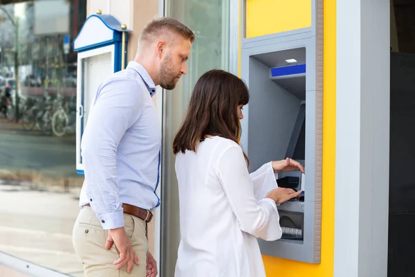 Uomo Che Spia Codice Pin Mentre Donna Utilizza Bancomat Prelevare — Foto Stock