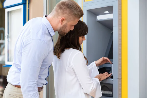 Uomo Che Spia Codice Pin Mentre Donna Utilizza Bancomat Prelevare — Foto Stock