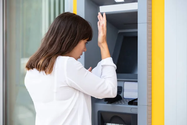 Close Van Teleurgestelde Jonge Vrouw Zoek Naar Atm Bank Machine — Stockfoto