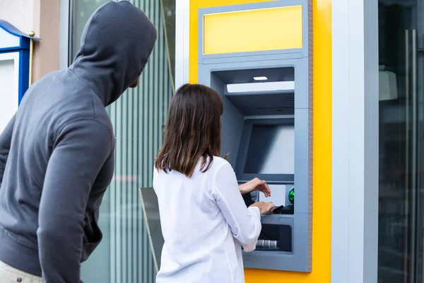 Male Trying Steal Pin Code Woman Card Menggunakan Atm Untuk — Stok Foto