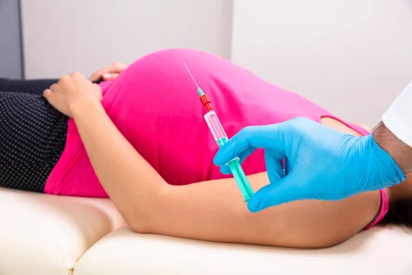 Doctor Hand Holding Syringe Front Pregnant Woman Menerima Vaksinasi Klinik — Stok Foto