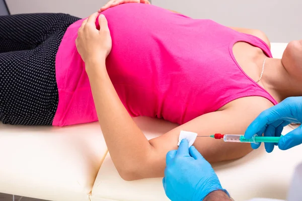 Κοντινό Πλάνο Του Γιατρού Εμβολιασμό Νεαρή Έγκυο Γυναίκα Που Βρίσκεται — Φωτογραφία Αρχείου