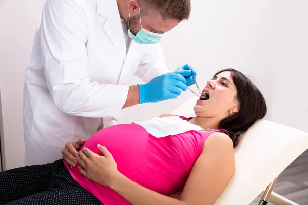 Ein Zahnarzt Behandelt Zähne Einer Jungen Schwangeren Patientin Die Der — Stockfoto