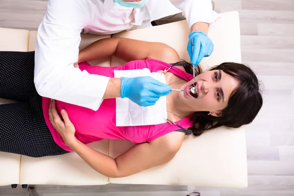 Dentista Masculino Que Trata Los Dientes Una Mujer Embarazada Joven — Foto de Stock