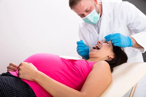 Ein Zahnarzt Behandelt Zähne Einer Jungen Schwangeren Patientin Die Der — Stockfoto