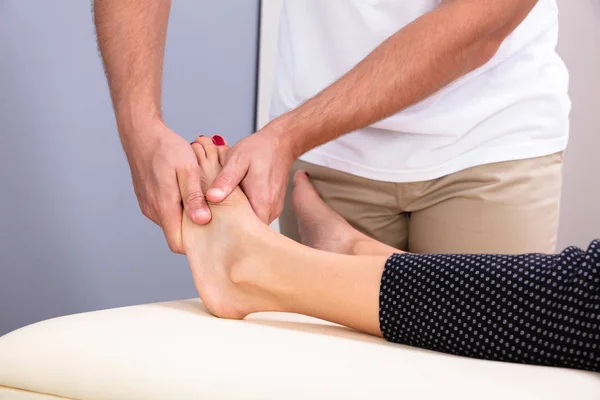 Close Van Een Mannelijke Fysiotherapeut Doet Vrouwelijke Voetmassage Medische Kliniek — Stockfoto