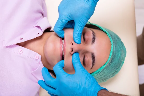 Uma Visão Aérea Fisioterapeuta Realizando Massagem Mandibular — Fotografia de Stock