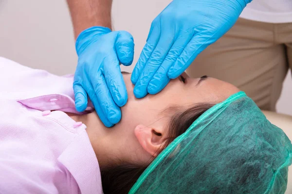 Een Overhead View Fysiotherapeut Uitvoeren Kaak Massage — Stockfoto