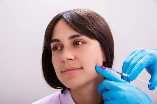 Schöne Junge Frau Bekommt Kosmetische Spritze Auf Wange Über Das — Stockfoto