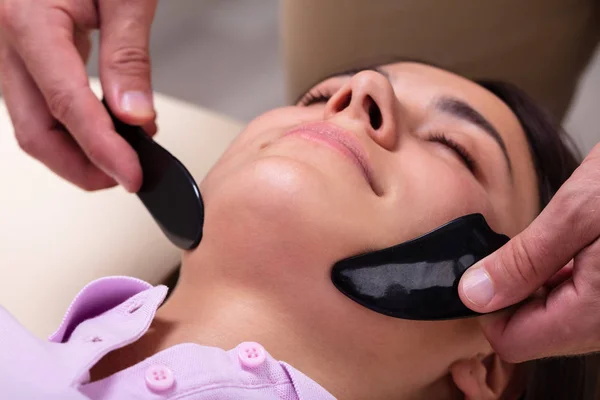 Vacker Ung Kvinna Har Ansikte Gua Sha Massage Behandling Asiatiska — Stockfoto