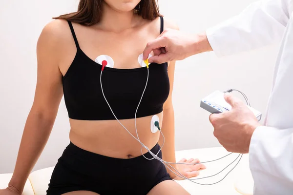 Doctor Aplicando Dispositivo Monitor Holter Cuerpo Mujer Para Monitoreo Diario — Foto de Stock