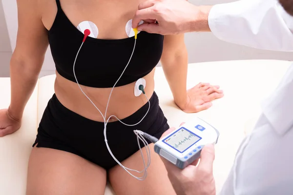 Médico Que Aplica Dispositivo Monitor Holter Corpo Mulher Para Monitoração — Fotografia de Stock