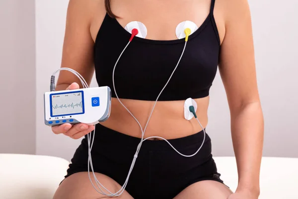 Mujer Que Usa Dispositivo Monitor Holter Para Monitorización Diaria Electrocardiograma — Foto de Stock