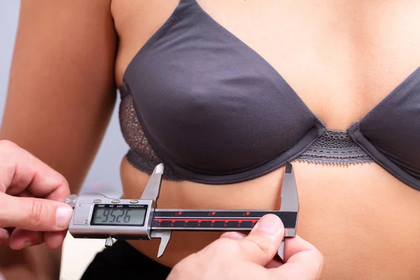 Doctor Measuring Proportions Female Breast Size Using Electronic Calipers Surgery — Stok Foto