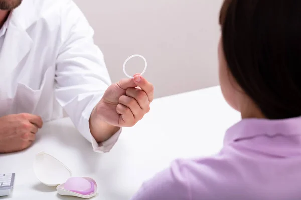 Jinekolog Doğum Kontrol Doğum Kontrol Yöntemlerini Açıklayan Yüzüğü Kadınlara Gösteriyor — Stok fotoğraf