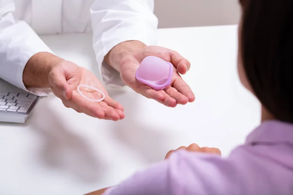 Гинеколог Показывает Женщине Кольцо Контрацепции Диафрагму Объясняет Методы Контрацепции Контрацепции — стоковое фото
