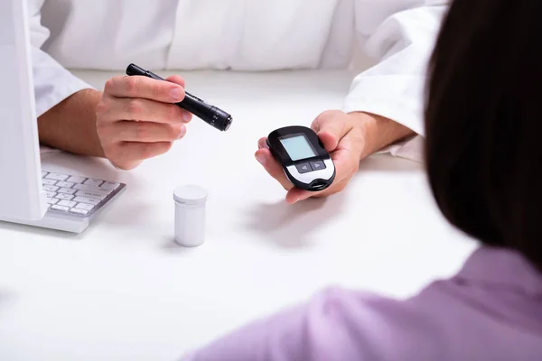 Doktor Ukazuje Lancet Pen Digitální Glukometr Ženu Pro Kontrolu Hladiny — Stock fotografie