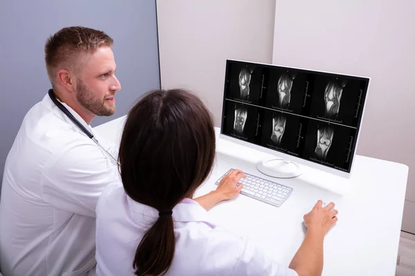 Médicos Mirando Una Resonancia Magnética Computadora Clínica — Foto de Stock