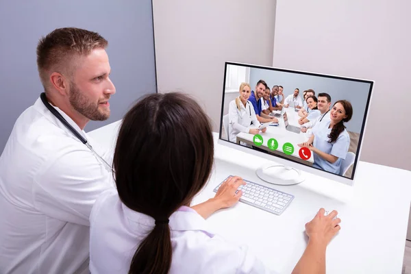 Médicos Video Charlando Computadora Clínica — Foto de Stock