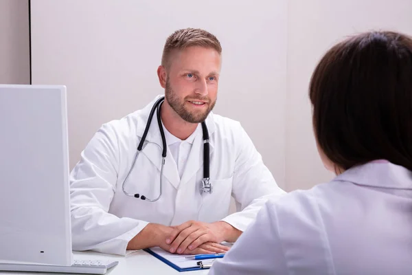 Feliz Doctor Masculino Con Estetoscopio Hablando Con Enfermera Escritorio Clínica — Foto de Stock