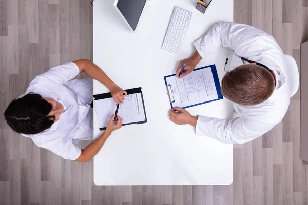 Ärztin Und Arzt Sitzen Sich Gegenüber Und Diskutieren Über Einen — Stockfoto