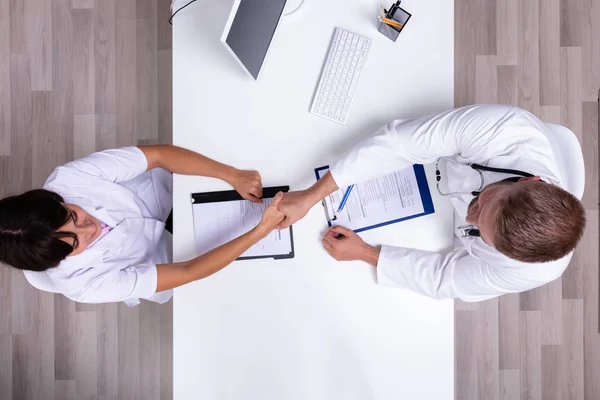 Overhead View Male Doctor Shaking Hands Female Nurse Clinic — Stock Photo, Image