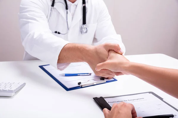 Médico Masculino Agitando Las Manos Con Enfermera Clínica — Foto de Stock