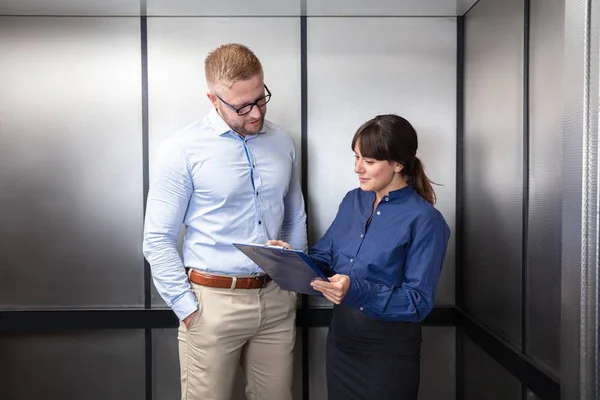 Бизнесмен Предпринимательница Обсуждают Бизнес Вопросы Буфетом Лифте — стоковое фото