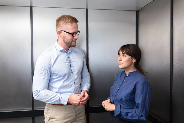 Вид Сбоку Бизнесмена Деловую Женщину Стоящую Лифте Разговаривающую Друг Другом — стоковое фото