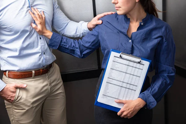 Close Van Een Zakenman Seksueel Intimideren Vrouwelijke Collega Door Het — Stockfoto