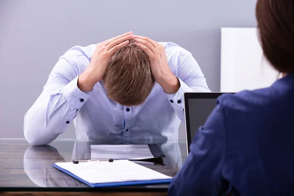 Stressato Giovane Uomo Affari Tenendo Testa Colloquio Ufficio — Foto Stock