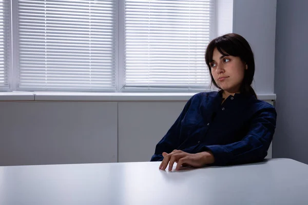 Retrato Una Joven Deprimida Pensativa Sentada Sola Cerca Ventana Escritorio — Foto de Stock