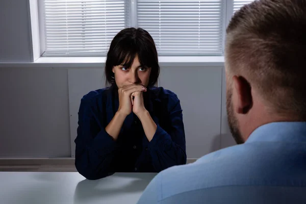 Homem Sentado Frente Triste Preocupado Jovem Mulher Sofrendo Depressão Olhando — Fotografia de Stock