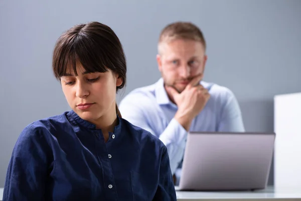 Angry Businesswoman Siedzi Przed Zestresowanym Biznesmenem Patrząc Szarym Tle — Zdjęcie stockowe