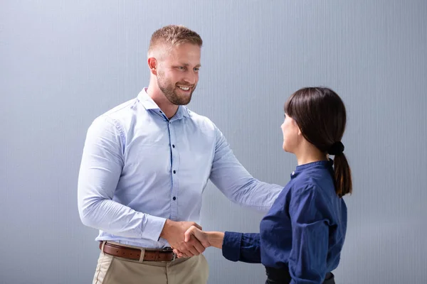 Jovem Empresário Bem Sucedido Apertando Mãos Com Empresária Depois Terminar — Fotografia de Stock